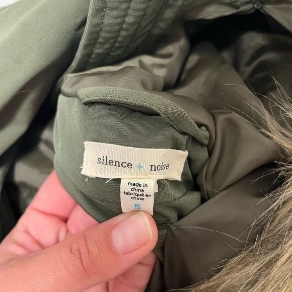 It doesn’t fit me anymore, it’s in great conditions, like new - Picture 2 of 3